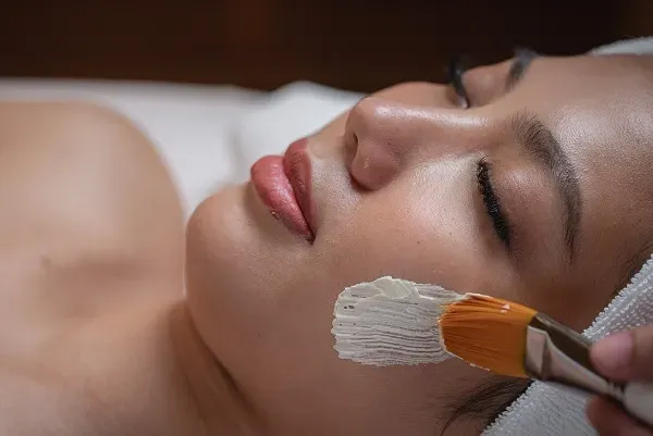 ผู้หญิงทำทรีตเมนต์หน้าที่ VIE Spa by Organika ผู้หญิงทำทรีตเมนต์หน้าที่ VIE Spa by Organika