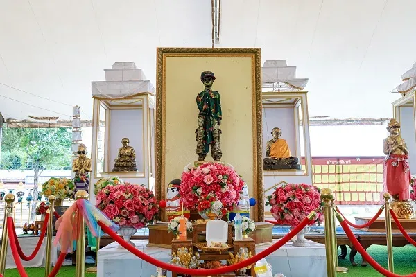 รูปปั้นไอ้ไข่วัดเจดีย์ รูปปั้นไอ้ไข่วัดเจดีย์