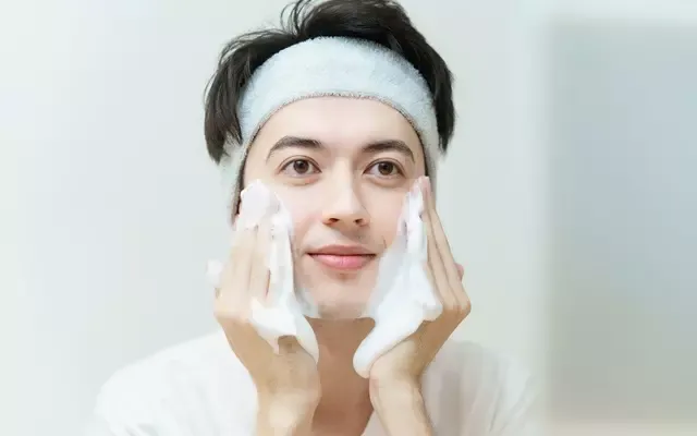 ผู้ชายกำลังล้างหน้า ผู้ชายกำลังล้างหน้า