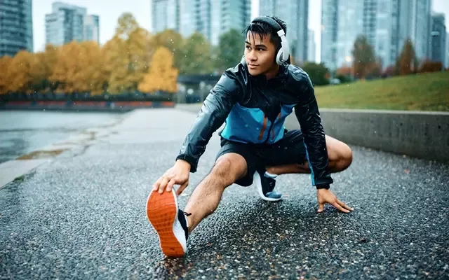 ผู้ชายกำลังยืดกล้ามเนื้อ