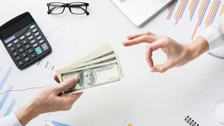 ยื่นเงินให้