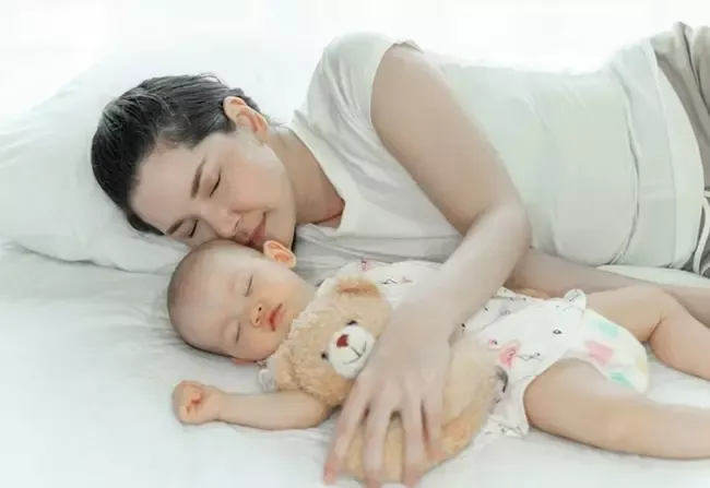 แม่นอนกอดลูก แม่นอนกอดลูก