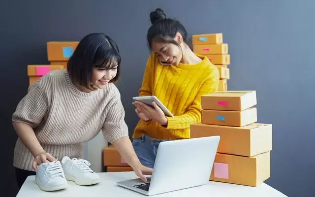 เจ้าของธุรกิจเช็กออเดอร์สินค้า