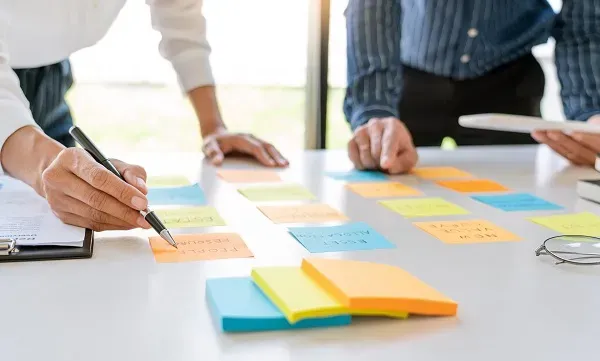 นักธุรกิจกำลังวางแผนงาน นักธุรกิจกำลังวางแผนงาน