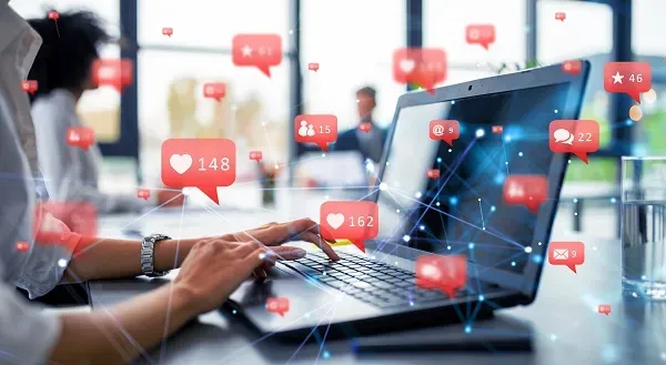 ผู้หญิงกำลังทำงานผ่านแล็ปท็อป