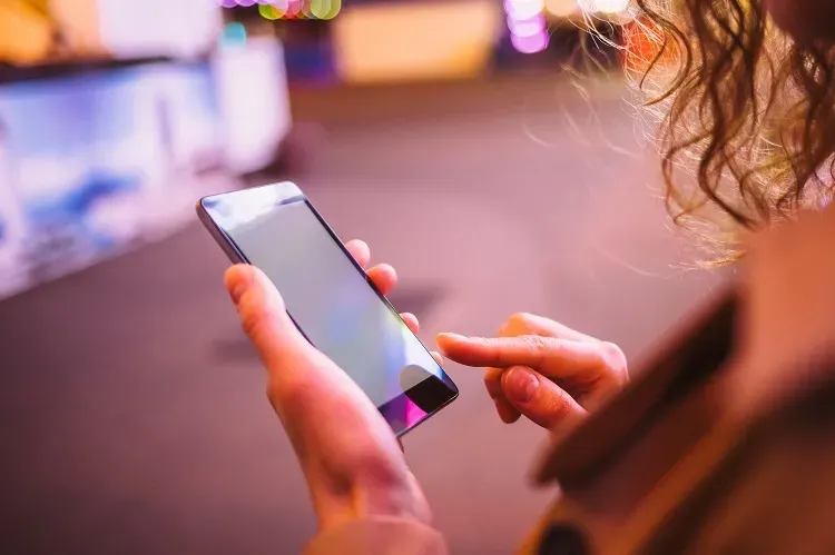 ผู้หญิงกำลังใช้โทรศัพท์มือถือ