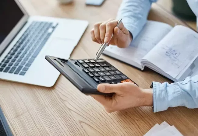 ผู้หญิงใช้เครื่องคิดเลข 