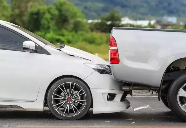 รถชนกัน 2 คันบนถนน รถชนกัน 2 คันบนถนน