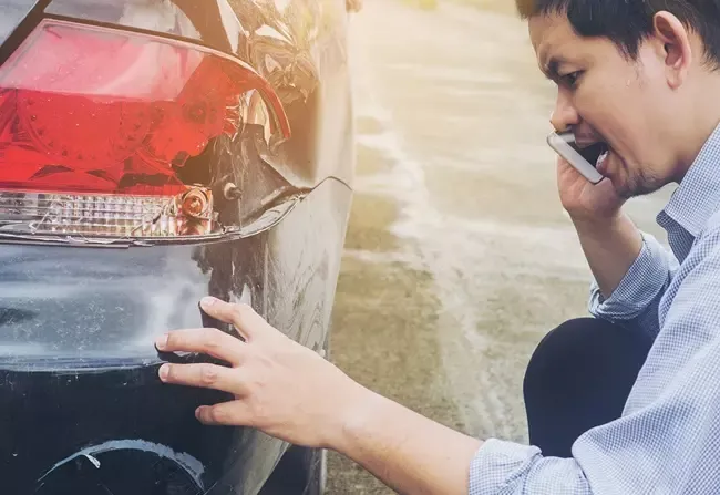 ผู้ชายโทรแจ้งตัวแทนประกัน 