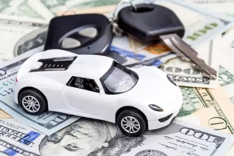 โมเดลรถที่มีกุญแจรถวางบนธนบัตร 