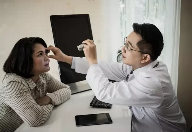 หมอตรวจสายตาคนไข้ หมอตรวจสายตาคนไข้