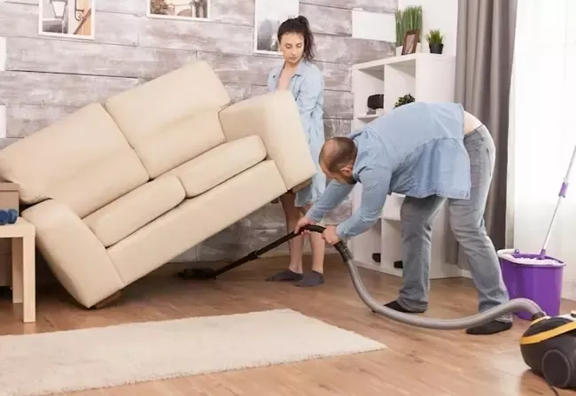 คู่รักทำความสะอาดบ้าน 