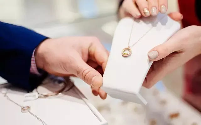 ลูกค้ากำลังเลือกสร้อยคอ