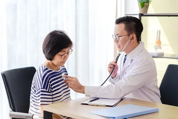 หมอกำลังวัดการเต้นของหัวใจคนไข้