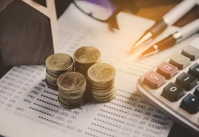 กองเหรียญวางทับสมุดบัญชี กองเหรียญวางทับสมุดบัญชี