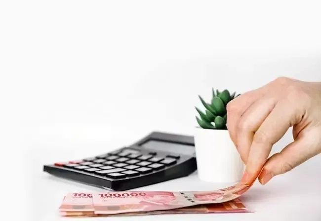 หยิบธนบัตรบนโต๊ะ 