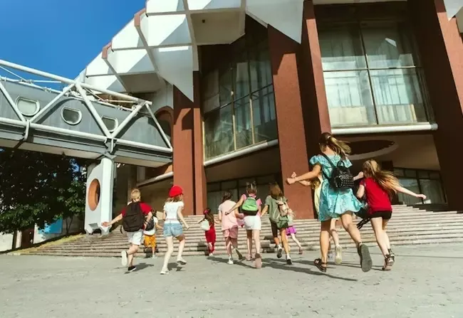 เด็กวิ่งอย่างสนุกสนาน 