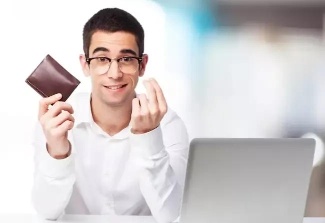 ผู้ชายถือกระเป๋าเงินสีน้ำตาล 