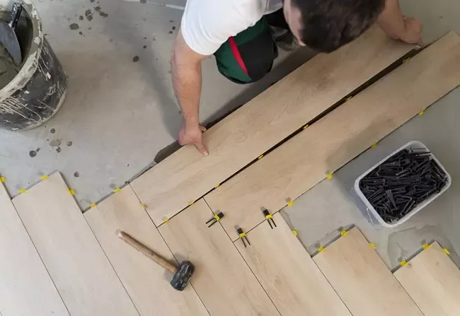 ช่างปูพื้นบ้านใหม่  