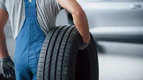 ช่างซ่อมรถกับยางรถยนต์