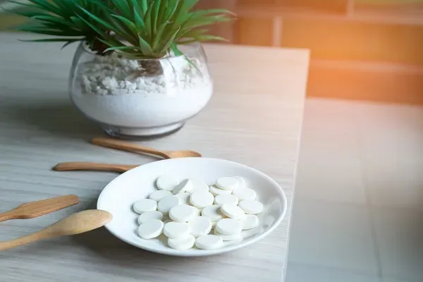 นมอัดเม็ดวางบนโต๊ะ