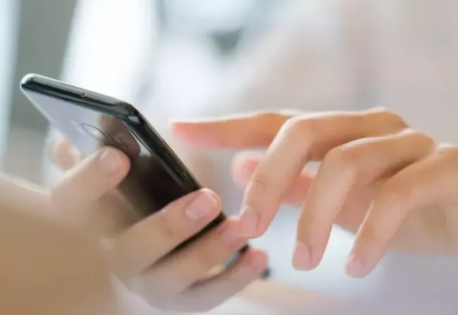 ผู้หญิงใช้งานมือถือ ผู้หญิงใช้งานมือถือ