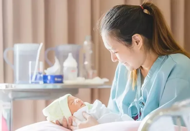 แม่กำลังมองลูกน้อย แม่กำลังมองลูกน้อย