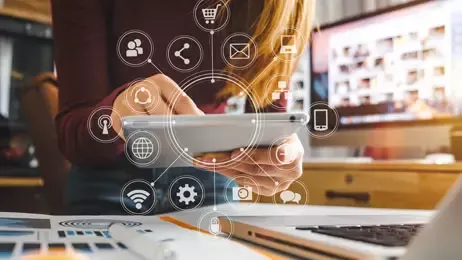 นักธุรกิจหญิงทำงานกับคอมพิวเตอร์