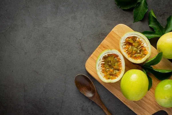 เสาวรสวางอยู่บนโต๊ะ