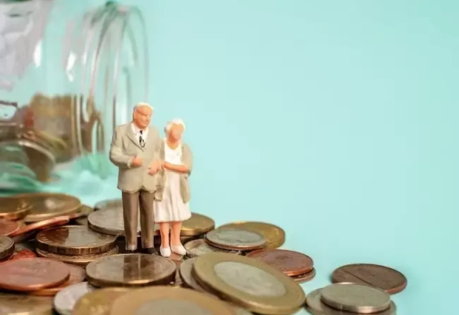 คนตัวจิ๋วยืนอยู่บนเหรียญ คนตัวจิ๋วยืนอยู่บนเหรียญ