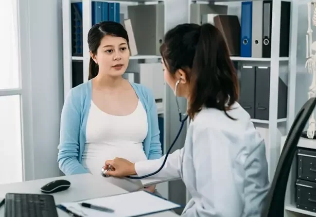 แพทย์กำลังฟังเสียงหัวใจเด็ก