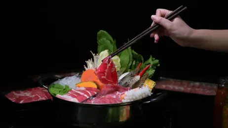 คนกำลังกินสุกี้