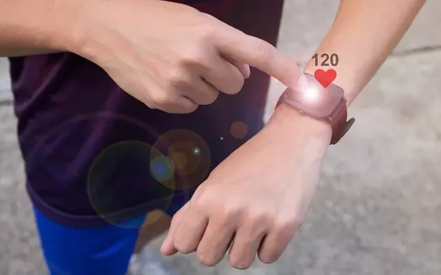 นักวิ่งตรวจสอบอัตราการเต้นของหัวใจ