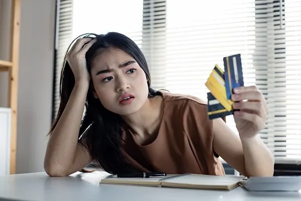 ผู้หญิงเครียดเรื่องบัตรเครดิต