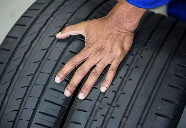 ช่างถือยางรถ 