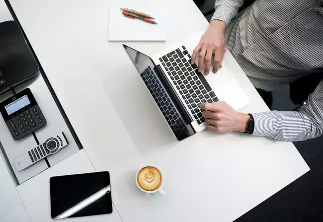 ผู้ชายใช้งานโน้ตบุ๊ก 