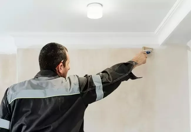 คนงานใช้กาวผนัง 