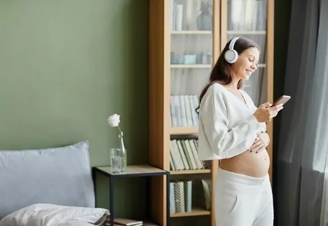 หญิงตั้งครรภ์ฟังเพลง