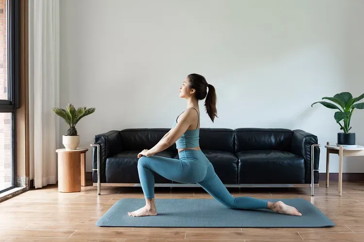 ผู้หญิงกำลังเล่นโยคะ
