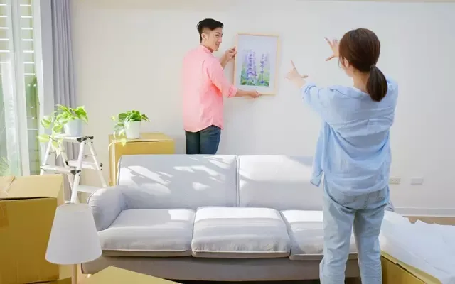 คู่รักกำลังจัดวางกรอบรูป คู่รักกำลังจัดวางกรอบรูป