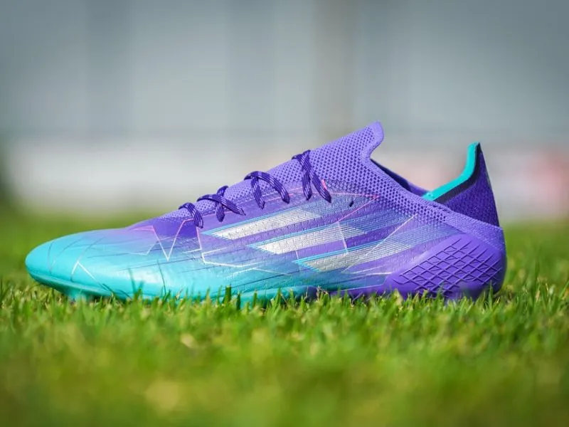 รองเท้าฟุตบอล รองเท้าฟุตบอล