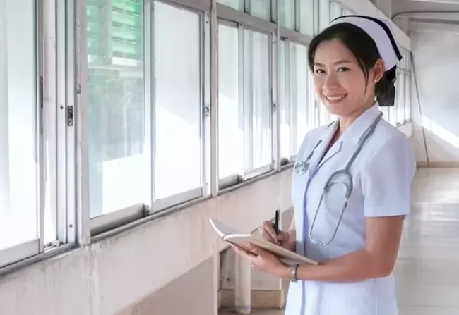 พยาบาลยืนยิ้ม