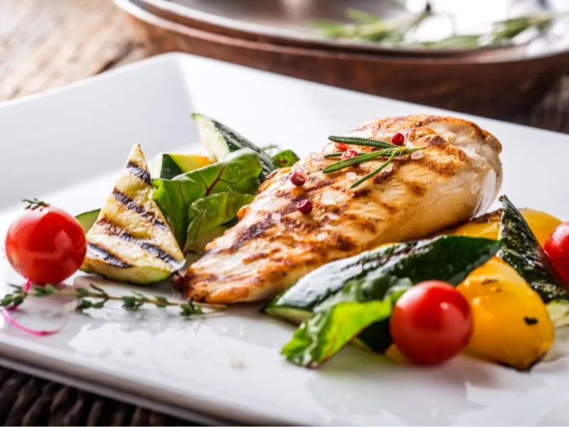 อกไก่กับผักย่าง