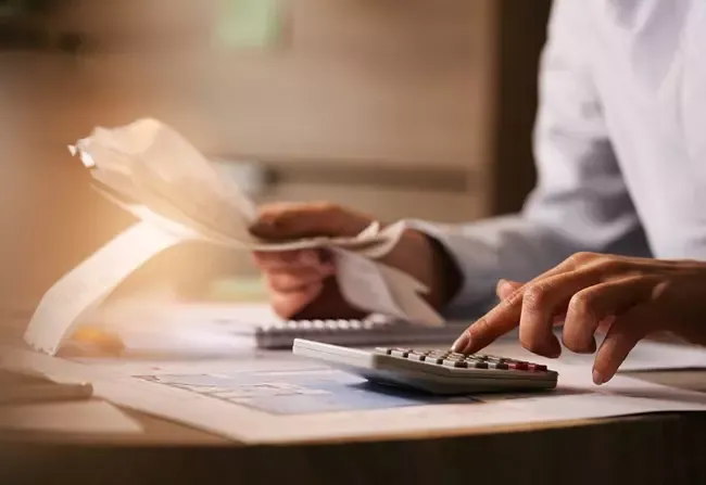 ผู้ชายใช้เครื่องคิดเลข