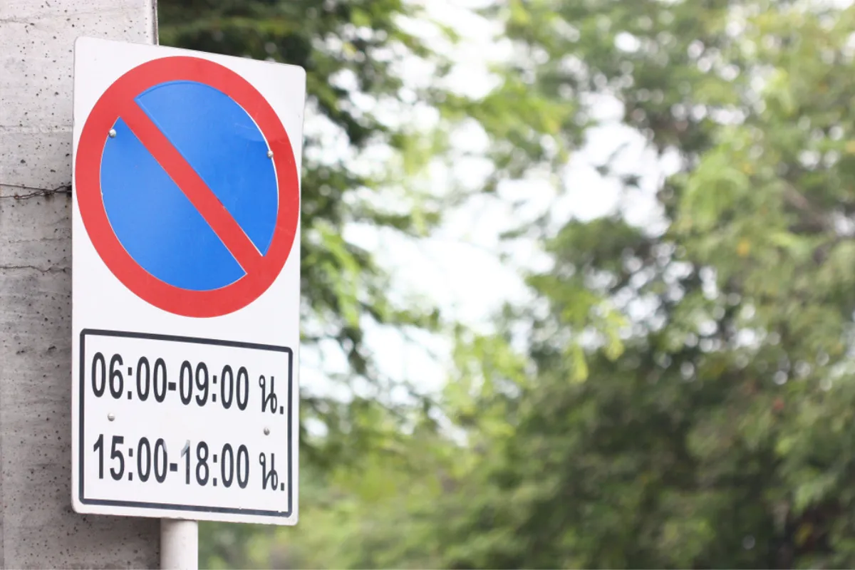 วิธีอ่านป้ายห้ามจอดรถที่พบได้บ่อย