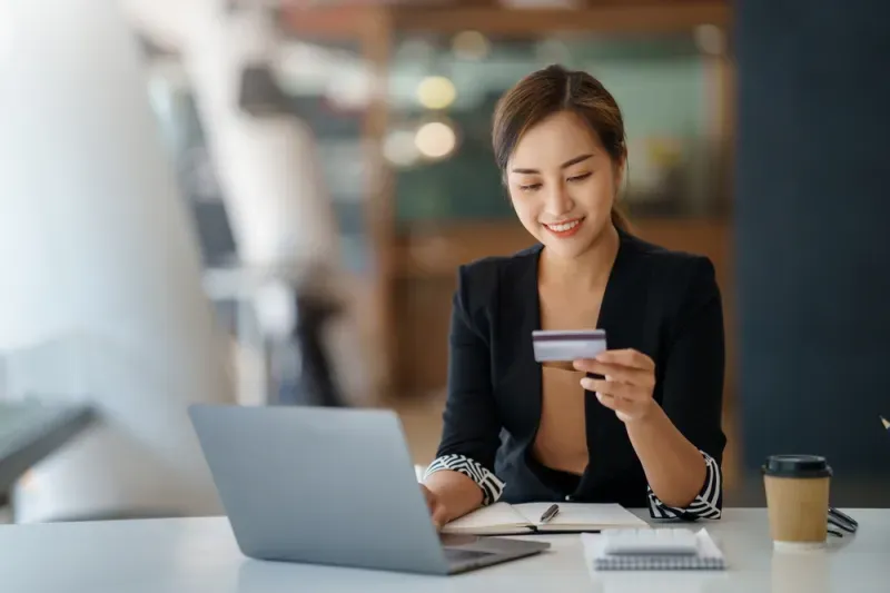 บัตรเครดิตกับเดบิต ต่างกันยังไง