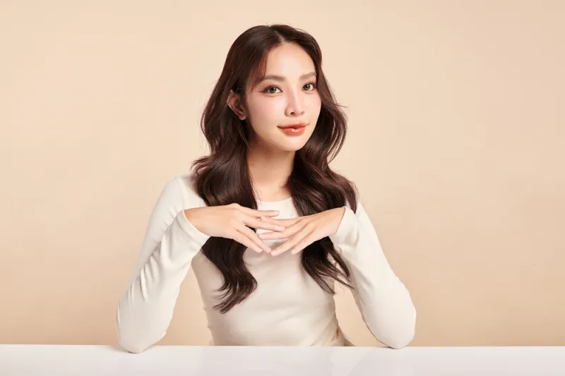 ทรงผมรับปริญญา แบบม้วนลอนใหญ่