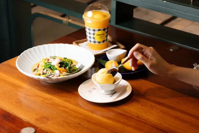 ร้านอาหารพร้อมพงษ์