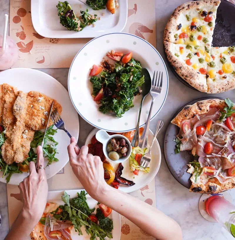 ร้านอาหารพร้อมพงษ์