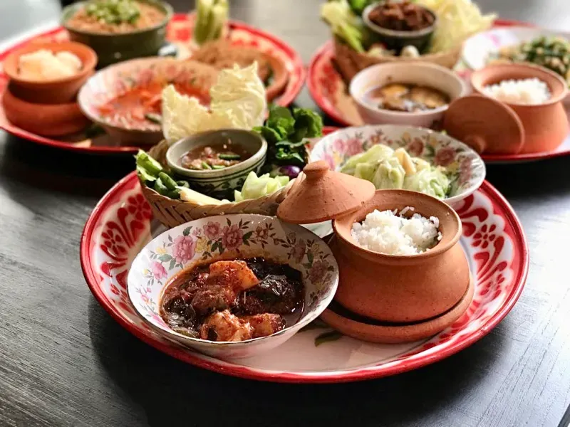 ร้านอาหารพร้อมพงษ์